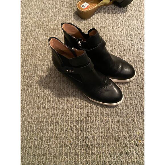 L Paola size 7 1/2M Platform bootie.  Black with whiite.  Side Zip..  No scuffs - Picture 2 of 8